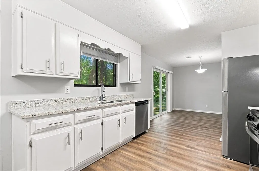 3 bed, 2.0 bath, 1346 sqft, $1,730 — Photo 3