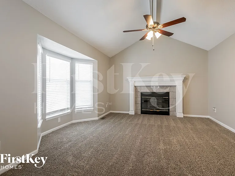 1529 NE Auburn Dr — Photo 5