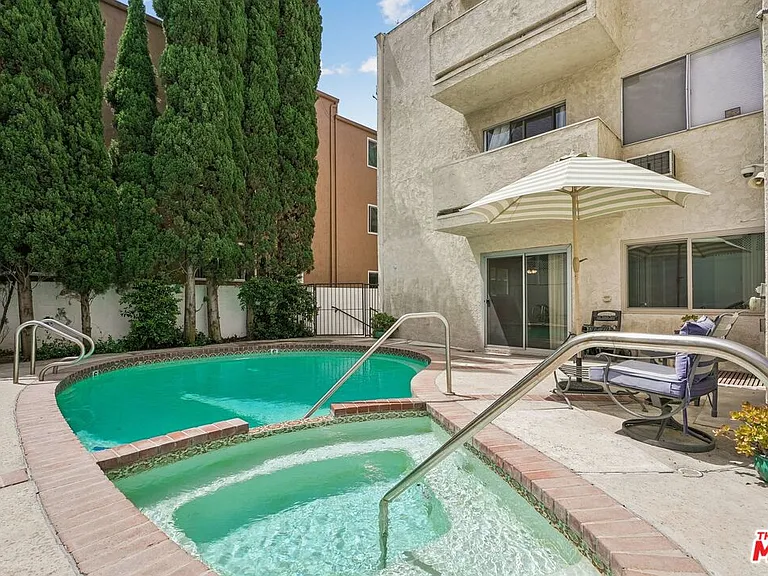 530 S Barrington Ave #110 — Photo 29