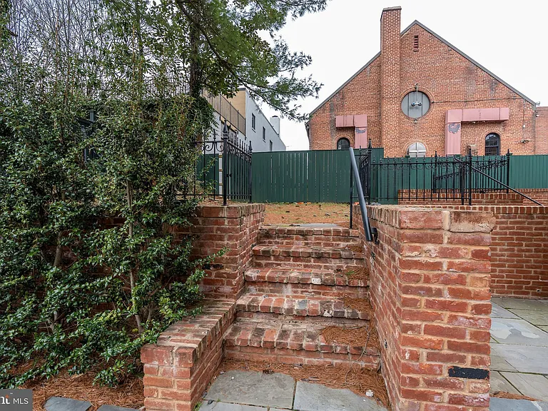 2715 N St NW — Photo 37
