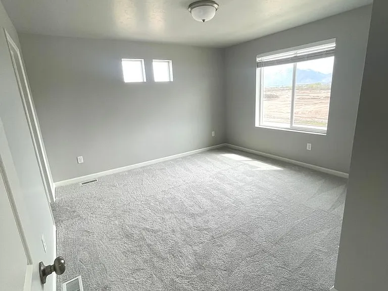 251 N Riverside Dr — Photo 5