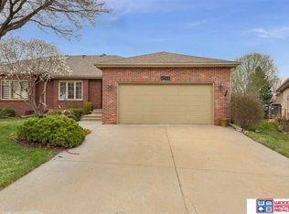 6711 Flint Ridge Rd, Lincoln, NE 68506