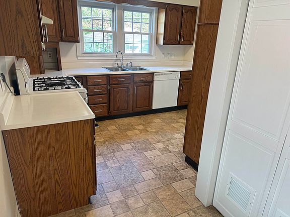 5th image of 1777 Arlington Blvd