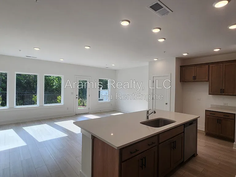 450 Laurelwood Ln #1 — Photo 5