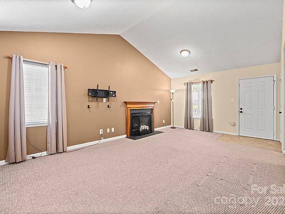5th image of 322 Cottonwood Park Dr