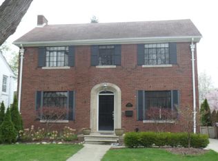 266 Fisher Rd, Grosse Pointe Farms, MI 48230
