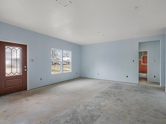 4th image of 211 Lopez St