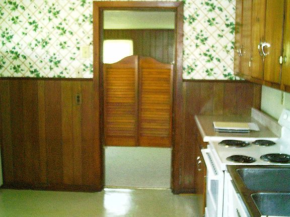 Kitchen Cafe Doors to Den