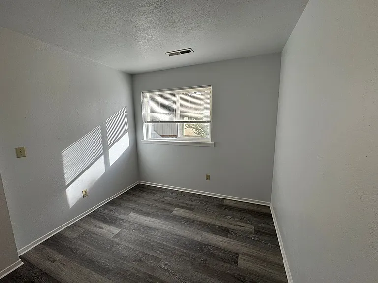 637 SW 9th St — Photo 32