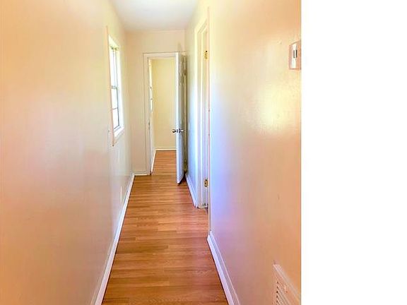 3rd image of 1142 Crestview Ave