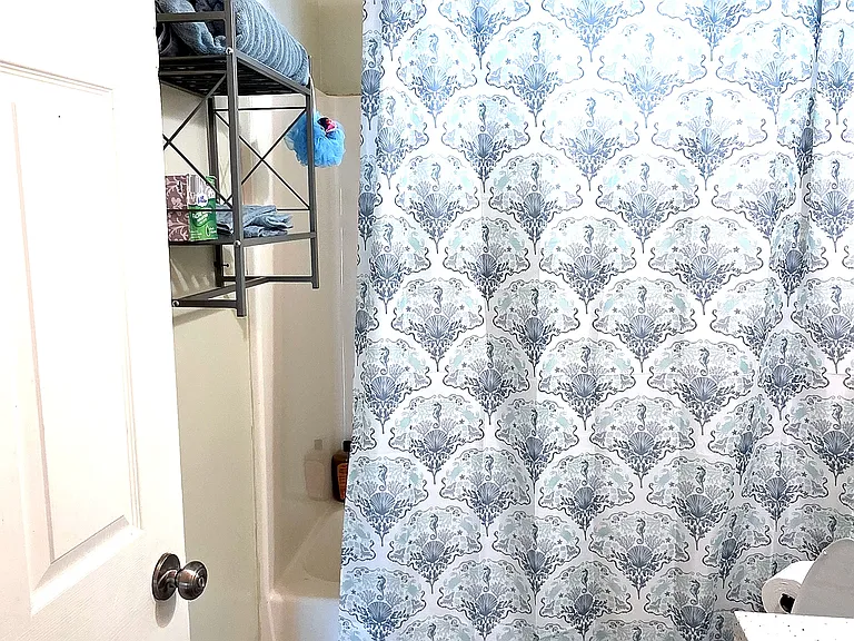 Full bathroom - Shared with 1 occupant