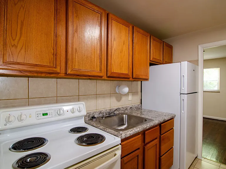 Spacious Apartments in Delhi Twp — Photo 4