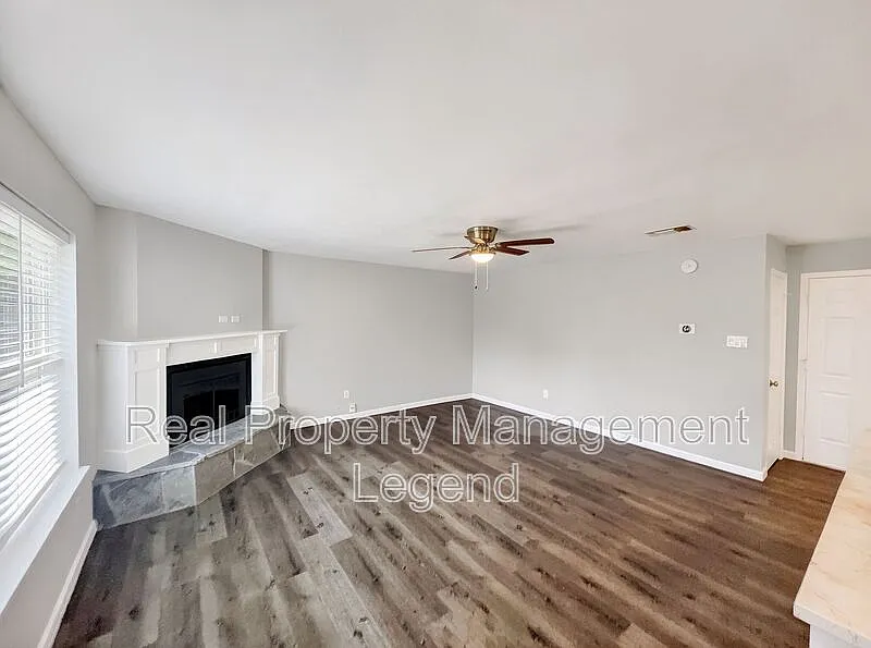 3 bed, 2.0 bath, 1284 sqft, $1,945 — Photo 4
