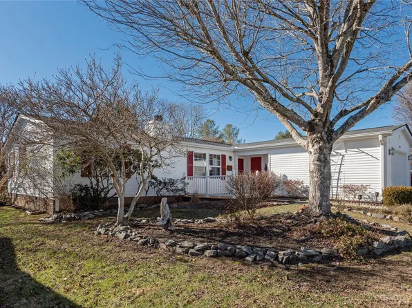 208 Riverwind Dr, Hendersonville, NC 28739