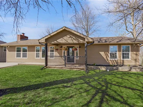 1413 Country Club Dr, Pleasant Hill, MO 64080