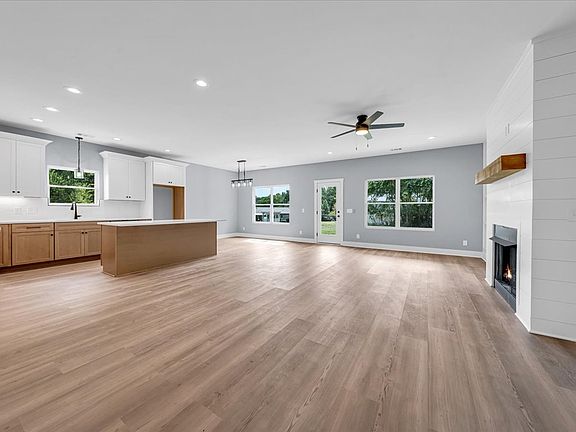 3rd image of 25 Lookout Dr
