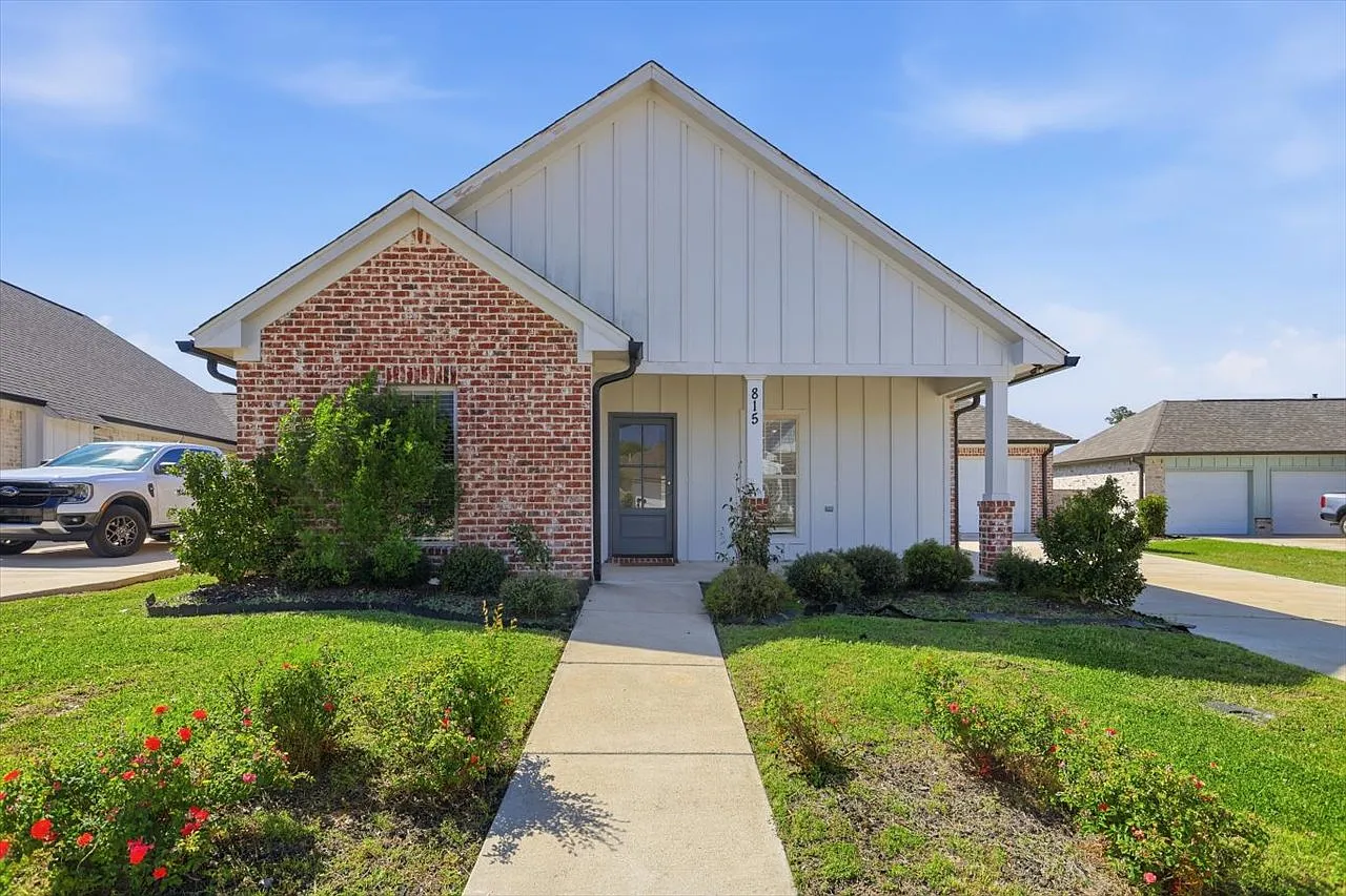 4 bed, 2000 sqft, $2,350 — Photo 1