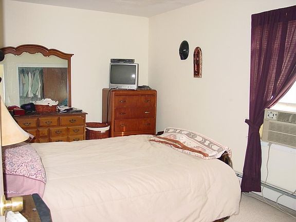 Bedroom w/ lots of space