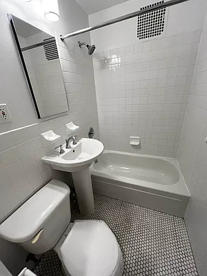 Rented by Salon Realty Corp | media 2