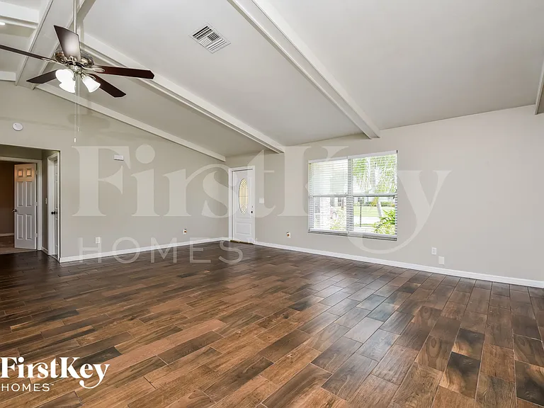 406 SE 10th Ave — Photo 3