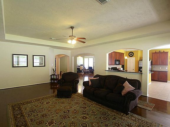 TALL CEILINGS, CEILING FAN, AMPLE ROOM FOR THE WHOLE FAMILY