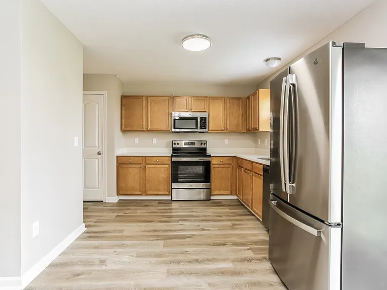 804 Zeller Dr — Photo 8