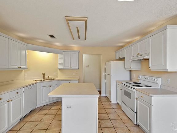 3rd image of 5661 Chanterelle Cir