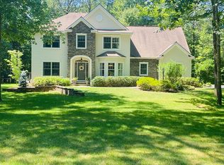 10 Huntington Ct, Saratoga Springs, NY 12866