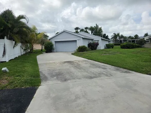 1211 Pine Sage Cir, West Palm Beach, FL 33409