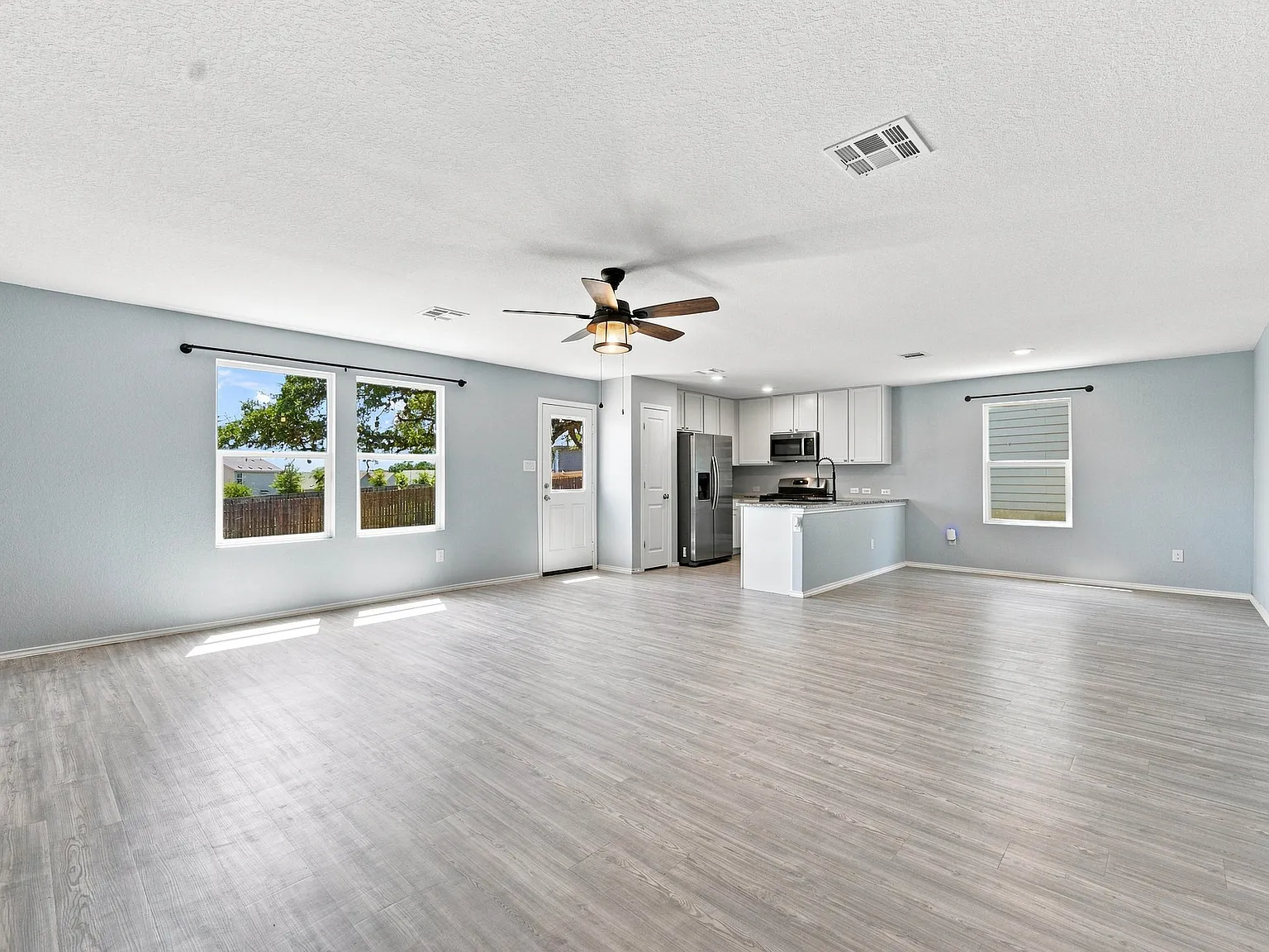 4 bed, 2.5 bath, 1954 sqft, $1,900 — Photo 3