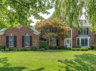 824 Courtwood Ln, Ballwin, MO 63011
