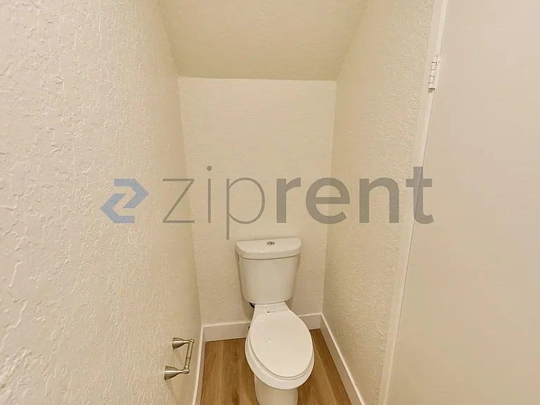 213 E Acacia St #A — Photo 7