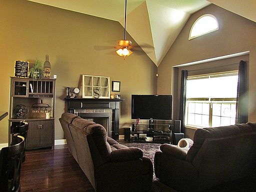 3rd image of 1112 Campbell Ct