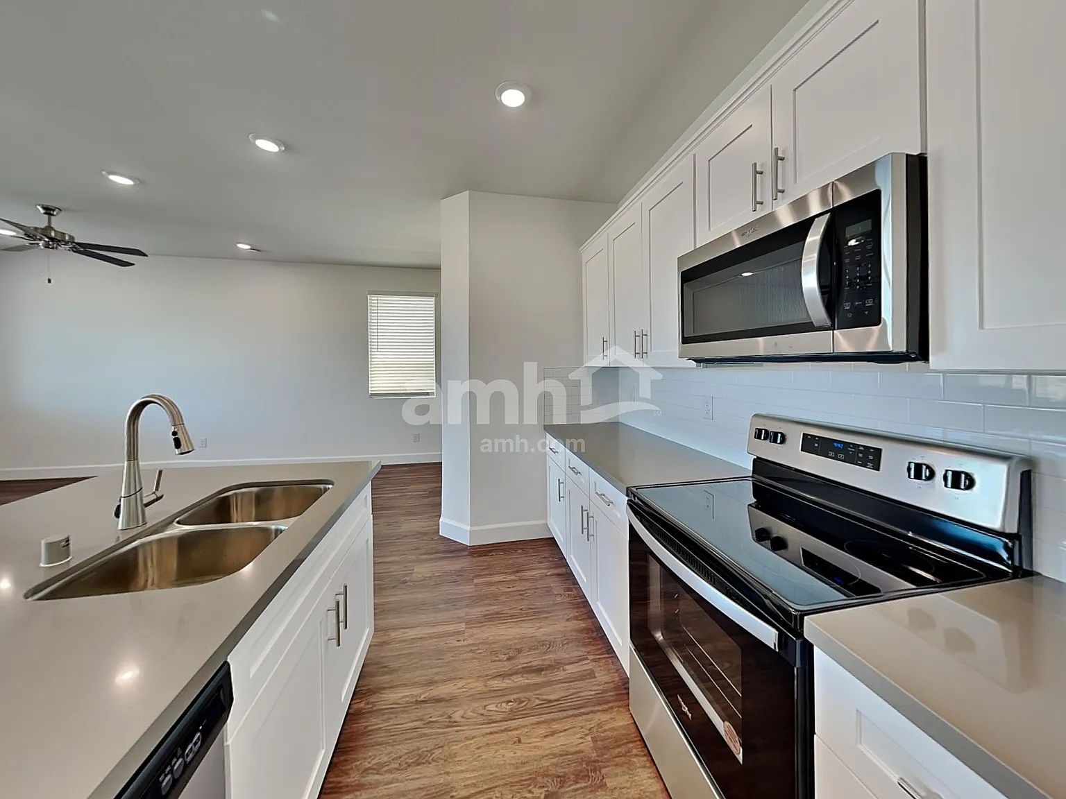 4 bed, 2.5 bath, 1996 sqft, $2,370 — Photo 3
