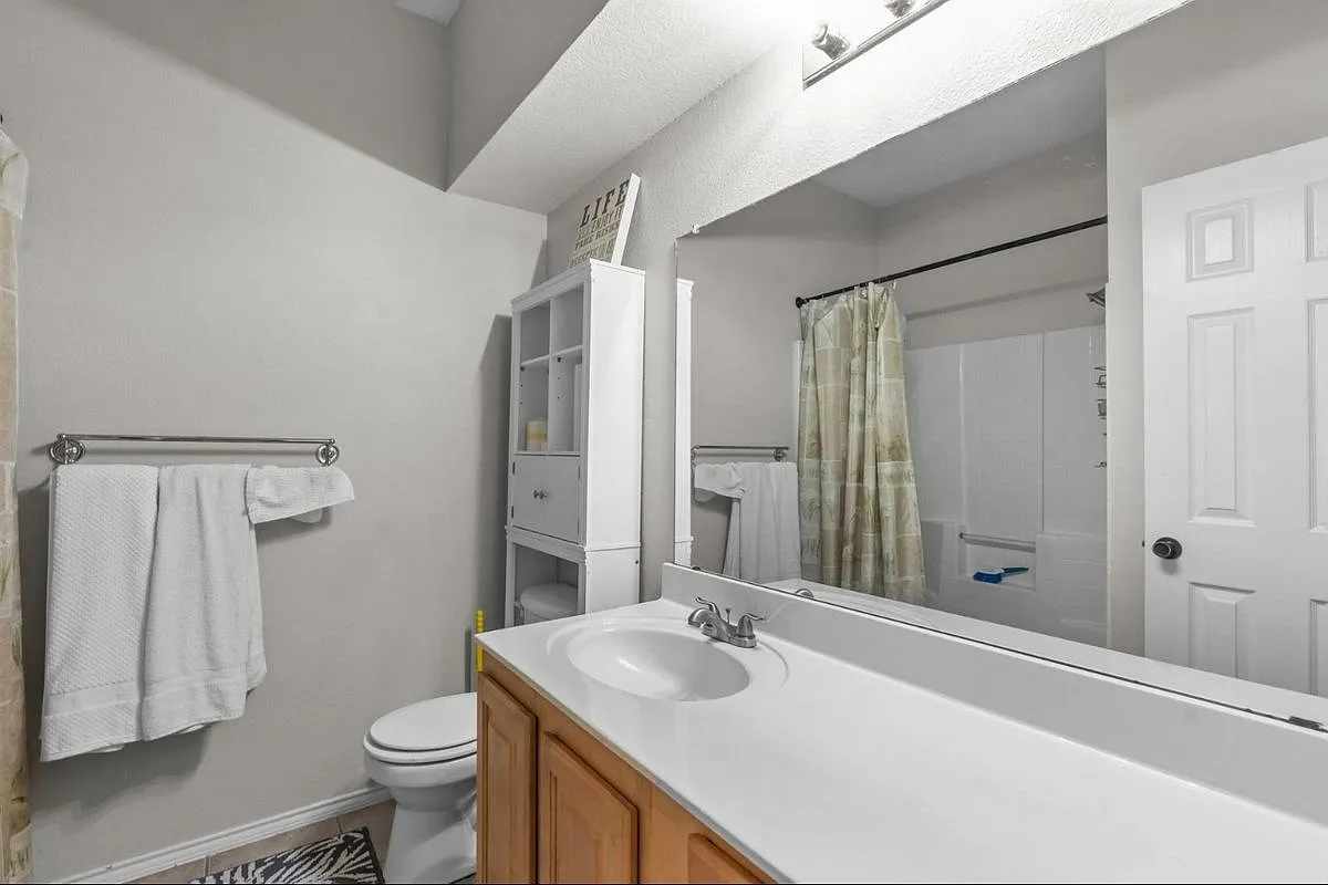 3 bed, 2.0 bath, 1910 sqft, $2,200 — Photo 3
