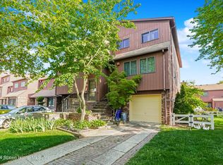 33 Pamela Ln, Staten Island, NY 10304