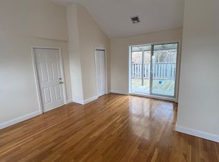 30 Chestnut St APT 2, Gloucester, MA 01930