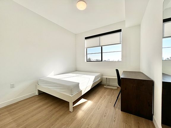 5th image of 428 N Alexandria Ave #101