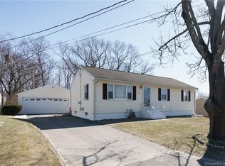 28 Iannotti Ln, Derby, CT 06418