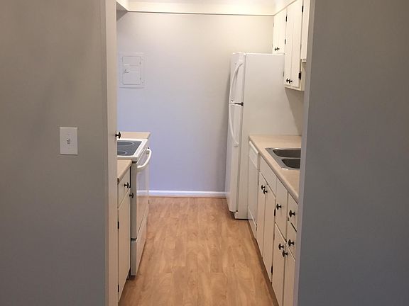 4th image of 2235 Glouchester Dr
