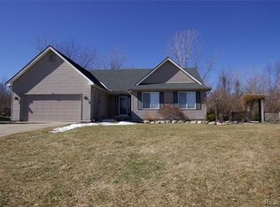 1298 Theresa Dr, Fenton, MI 48430