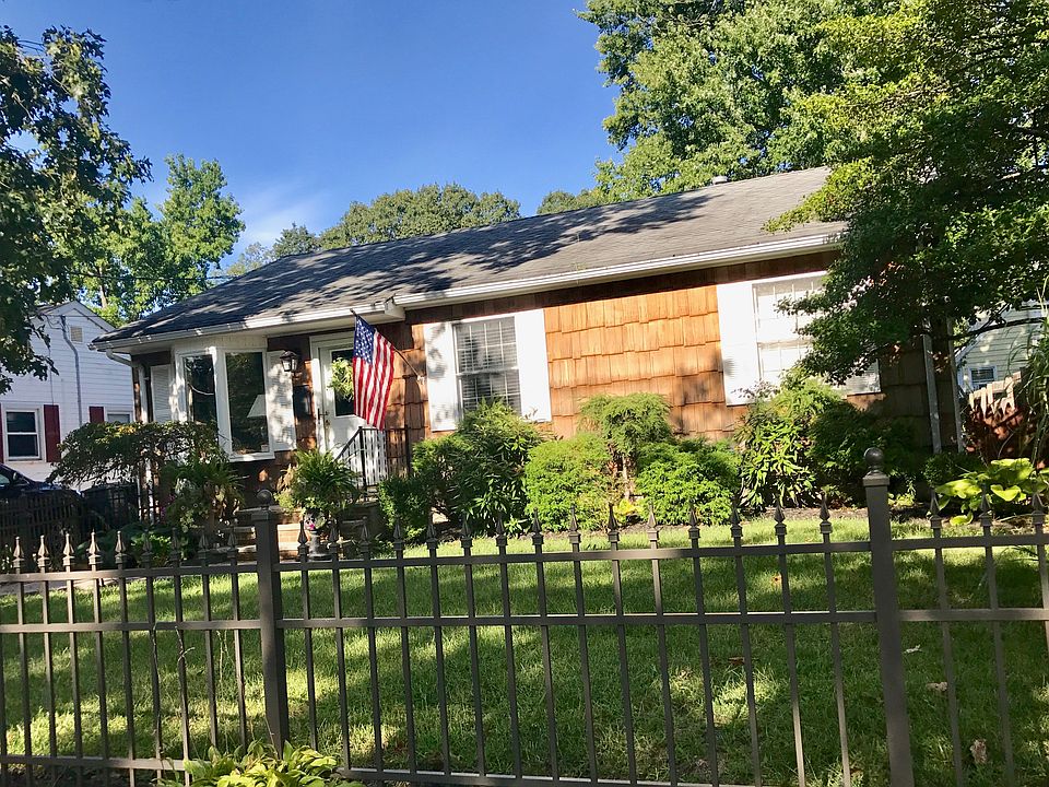 Fully gated front yard!