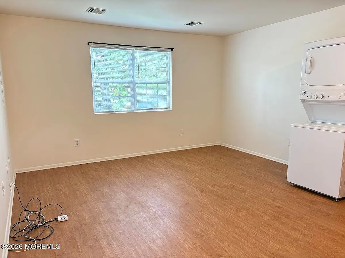 Building Photo - 548 Clark Ave #A