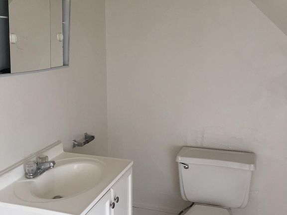 2nd image of 254 Hope St APT 7)