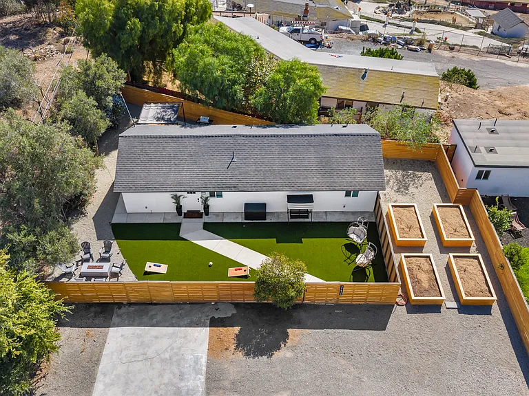 3945 Alta Loma Dr #B — Photo 12