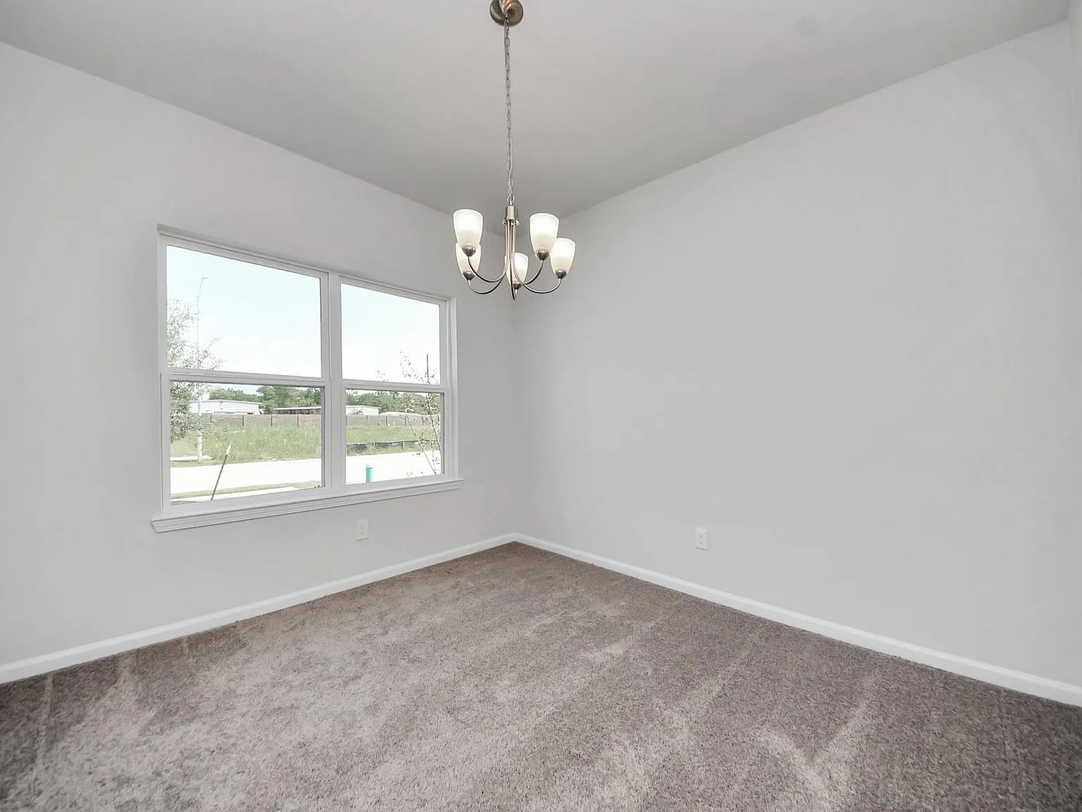 5 bed, 3.5 bath, 2738 sqft, $2,950 — Photo 2