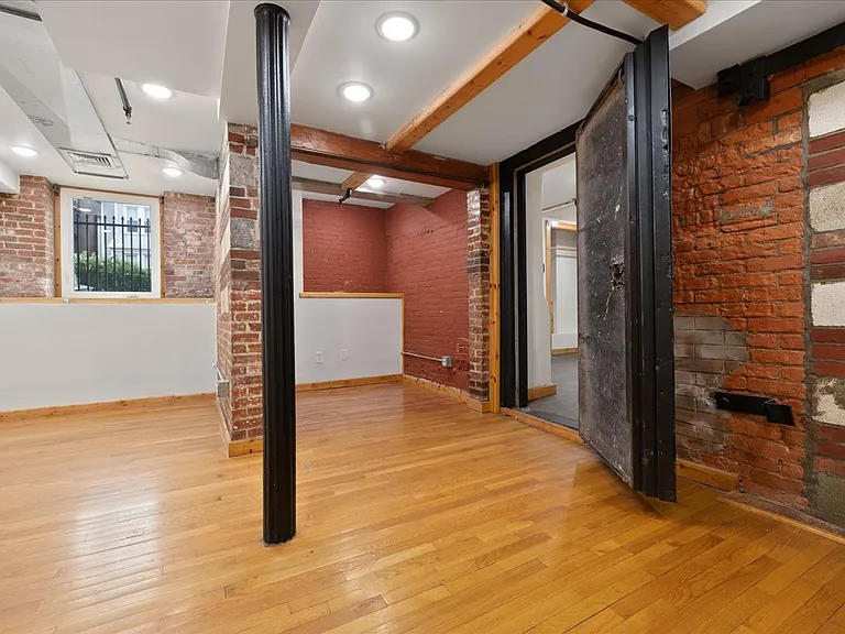 325 Lafayette St #1003 — Photo 10