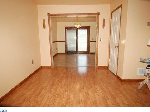 3rd image of 212 Carriage Dr