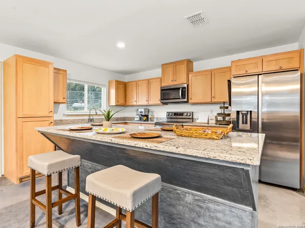 735 Green Castle Pl, Canyon Lake, TX 78133