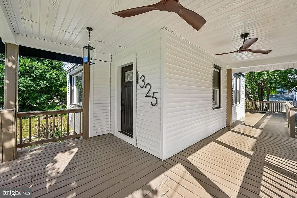 3 bed, 1.5 bath, 1305 sqft, $3,000 — Photo 2